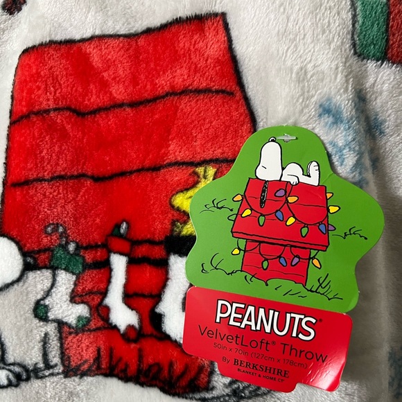 “NEW” ❤️PEANUTS Snoopy Christmas Holiday Throw/Blanket - Picture 3 of 4